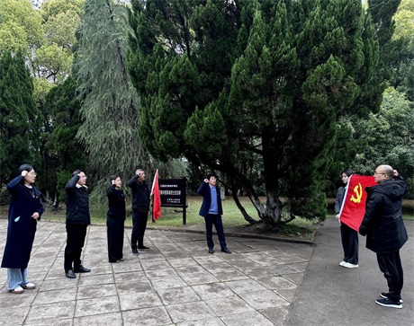 駐上投集團(tuán)紀(jì)檢監(jiān)察組黨支部赴上饒集中營開展主題黨日活動